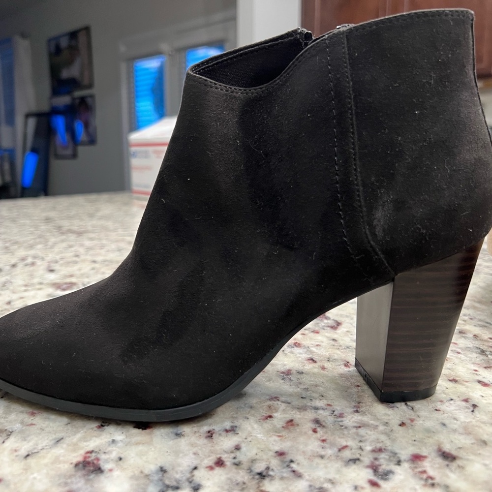 Old navy boots in black color size is 8 narrow
